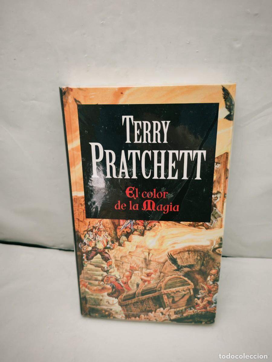 Libri di seconda mano: Terry Pratchett: EL COLOR DE LA MAGIA (sin recorrido comercial, COMO NUEVO)