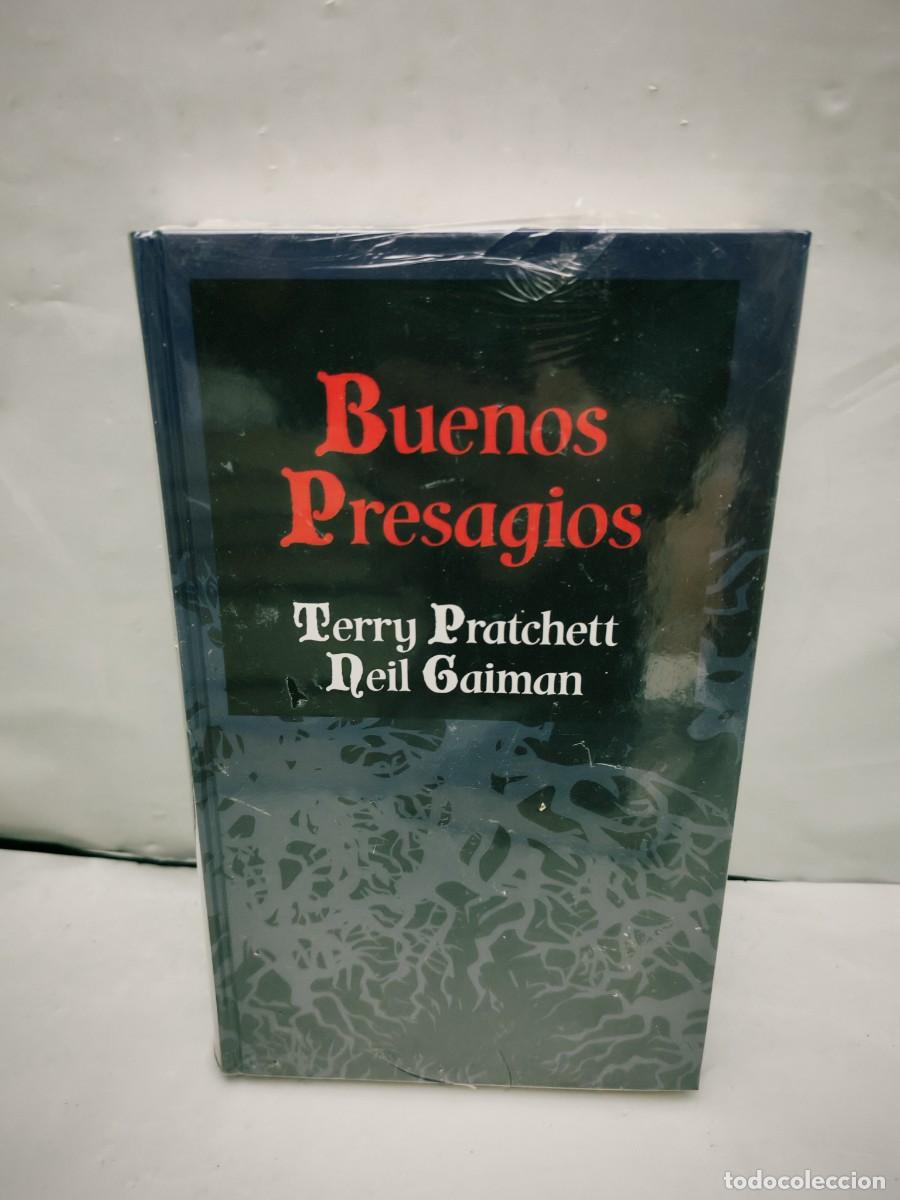 Libros de segunda mano: Terry Pratchett y Neil Gaiman: BUENOS PRESAGIOS (COMO NUEVO, sin recorrido comercial)