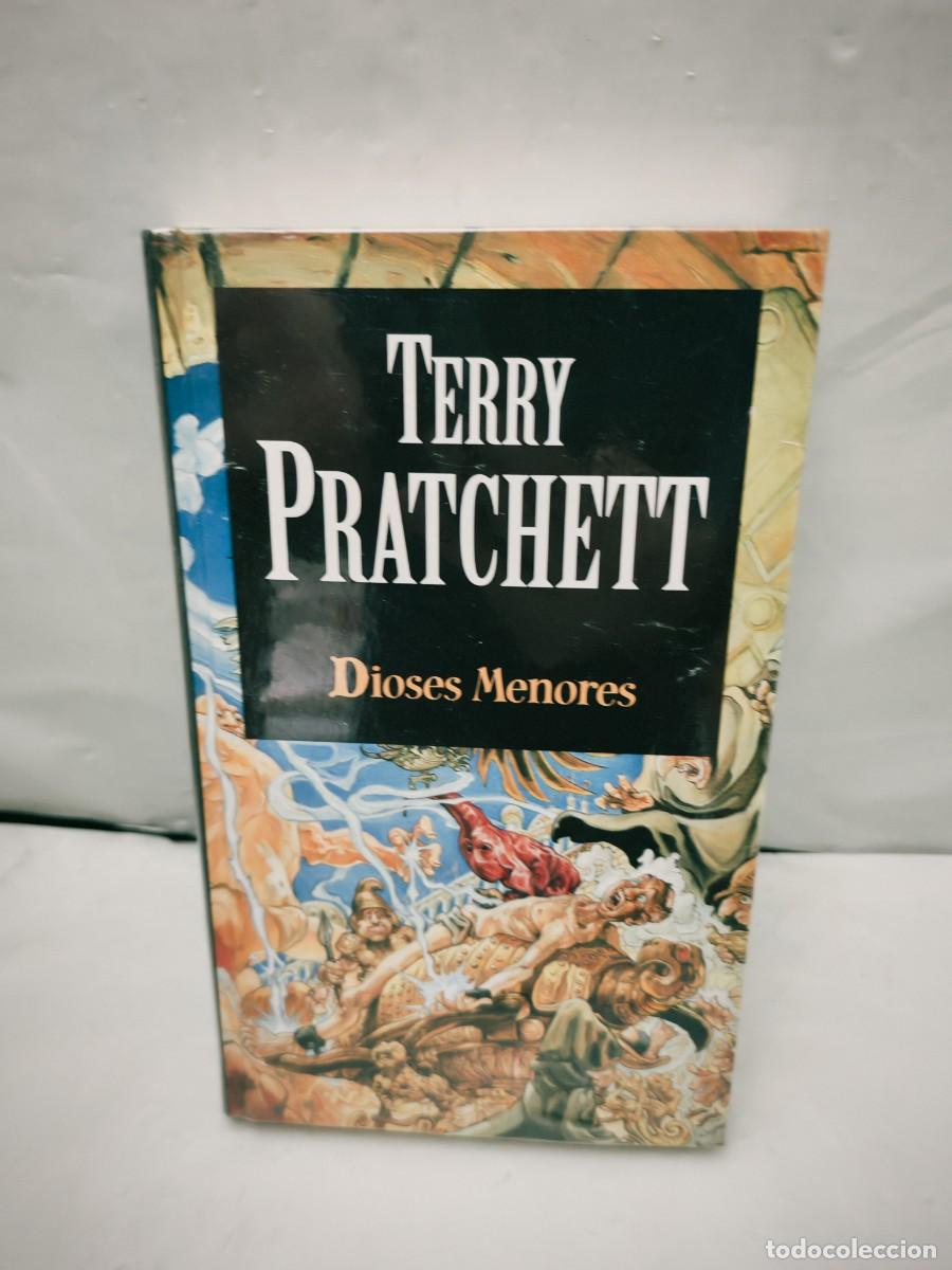 Livros em segunda m&atilde;o: Terry Pratchett: DIOSES MENORES (sin recorrido comercial, COMO NUEVO)