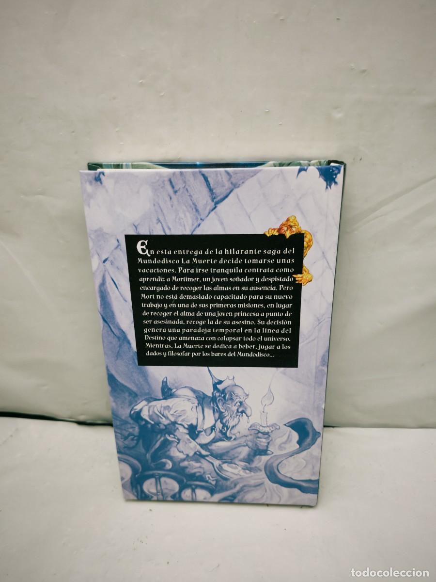 Libros de segunda mano: Terry Pratchett: MORT (COMO NUEVO) - Foto 2