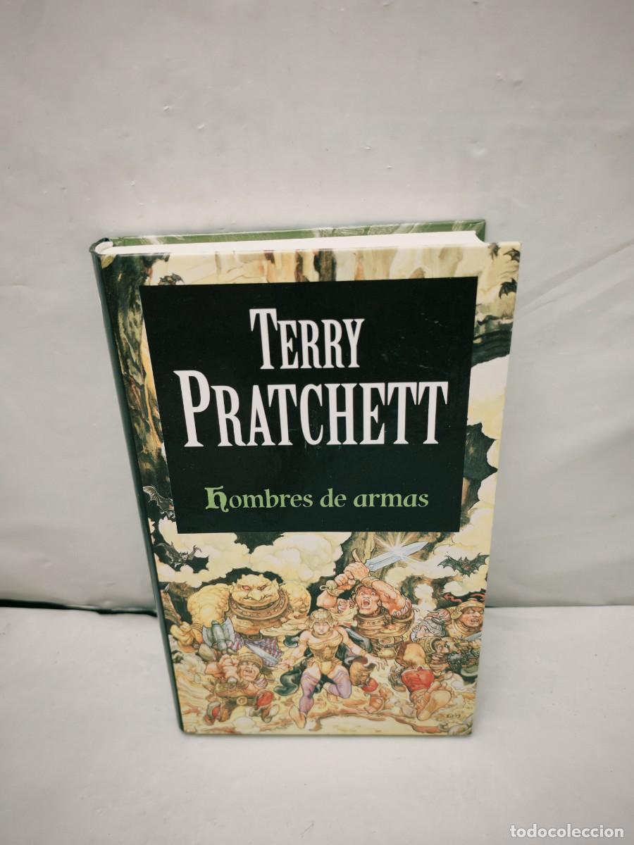 Gebrauchte B&uuml;cher: Terry Pratchett: HOMBRES DE ARMAS (COMO NUEVO)