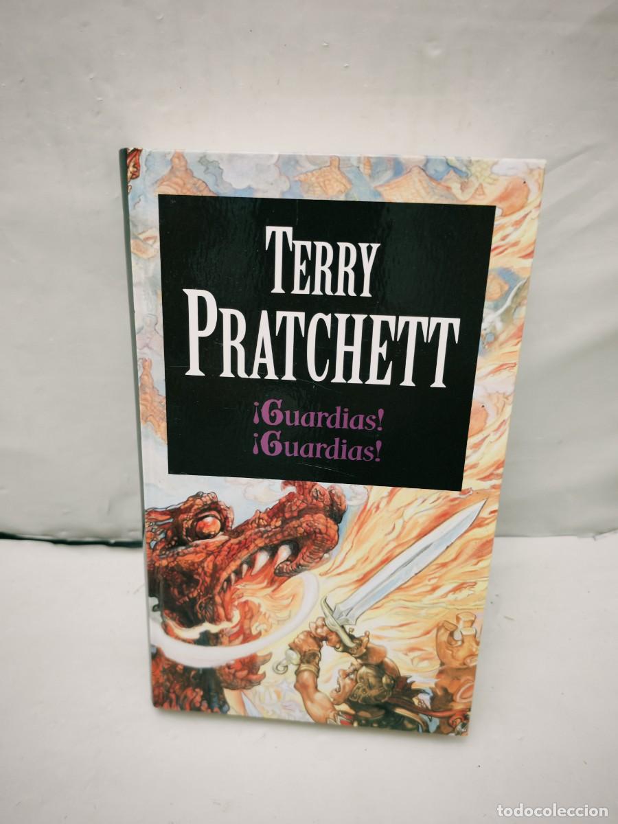 Libros de segunda mano: Terry Pratchett: Guardias, Guardias (Tapa dura, COMO NUEVO)