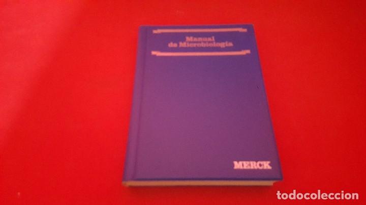 Libros de segunda mano: MANUAL DE MICROBIOLOG&Iacute;A. MERCK. - Foto 1