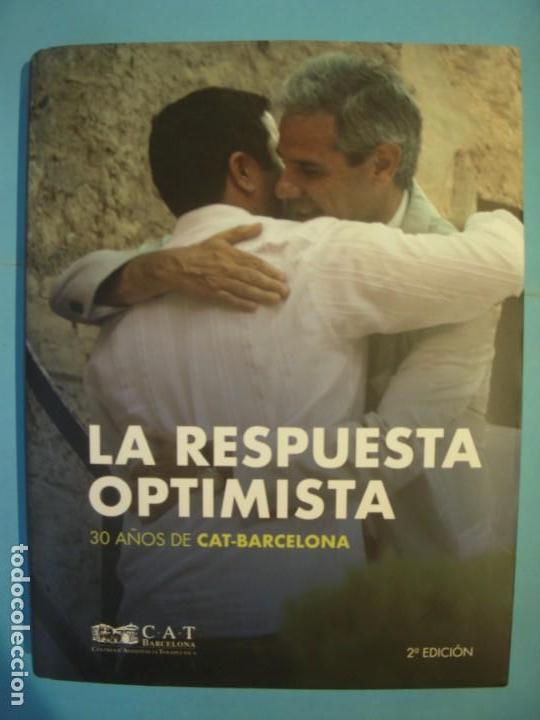 Libros de segunda mano: LA RESPUESTA OPTIMISTA, 30 A&Ntilde;OS DE CAT-BARCELONA - CENTRES D'ASSISTENCIA DE BARCELONA, 2018 (NUEVO)