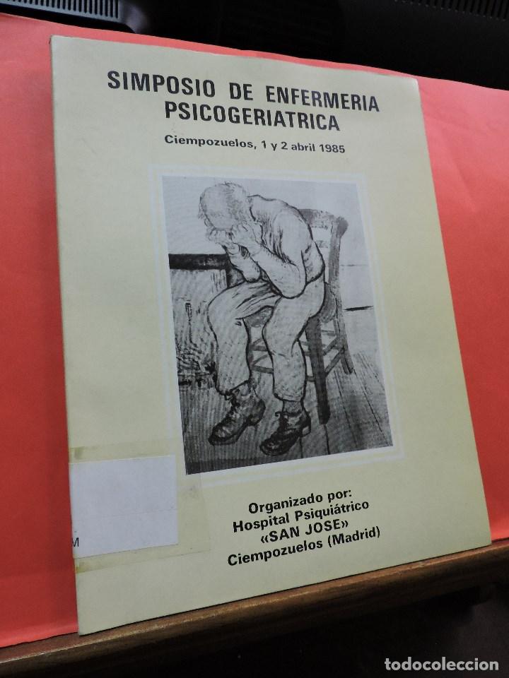 Libri di seconda mano: Simposio de enfermer&iacute;a psicogeri&aacute;trica. Edita Hospital Psiqui&aacute;trico &rdquo;San Jos&eacute;&rdquo;. Ciempozuelos 1985.