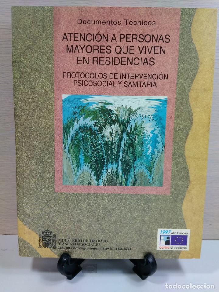 Second hand books: ATENCI&Oacute;N A PERSONAS MAYORES QUE VIVEN EN RESIDENCIAS. Protocolos de Intervenci&oacute;n Psicosocial y Sanit