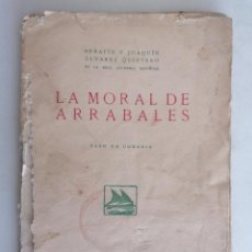 Libros de segunda mano: LA MORAL DE ARRABALES POR SERAFIN Y JOAQUIN ALVAREZ QUINTERO, PASO DE COMEDIA, MADRID 1921. Lote 377691424