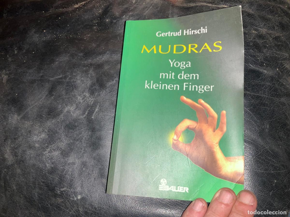 Gebrauchte B&uuml;cher: Mudras hirschi yoga mit dem kleinen finger en aleman creo