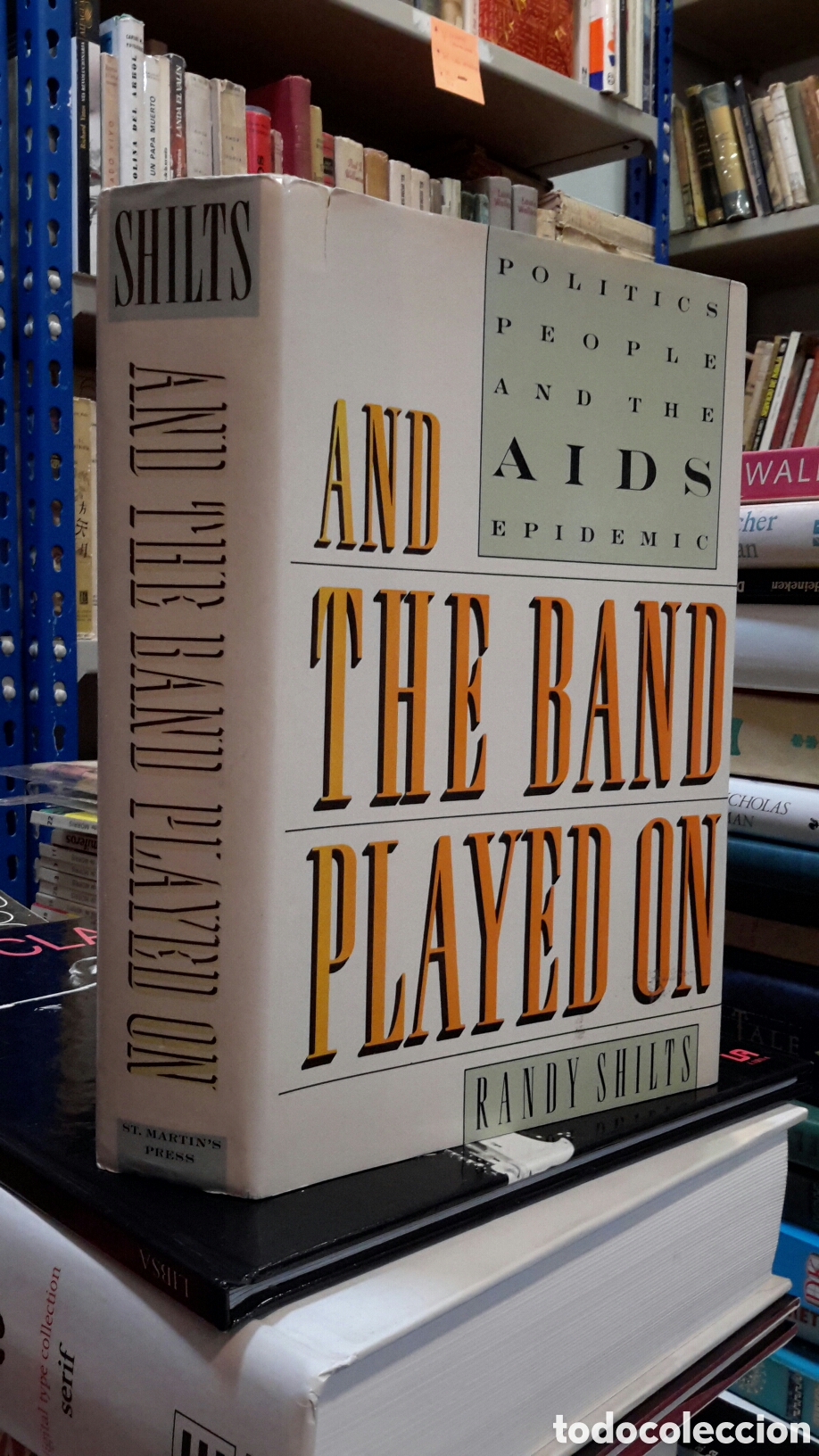 Livros em segunda m&atilde;o: Randy Shilts - And the band played on. Politics people and the aids epidemics