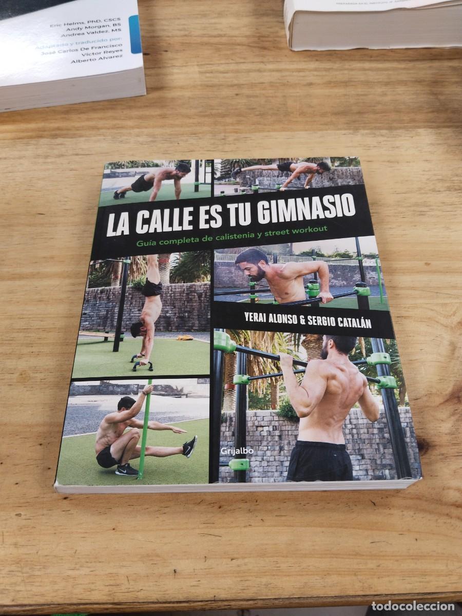 Libros de segunda mano: La Calle es tu Gimnasio. Gu&iacute;a completa de Calistenia y Street Workout - Yerai Alonso / Segio Catal&aacute;n