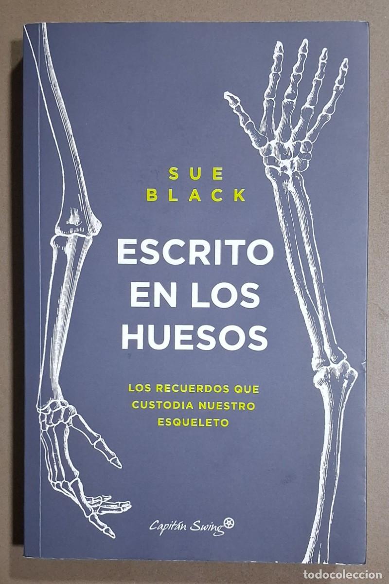 Libros de segunda mano: Escrito en los huesos. Los recuerdos que custodia nuestro esqueleto. Sue Black. Capit&aacute;n Swing 2022