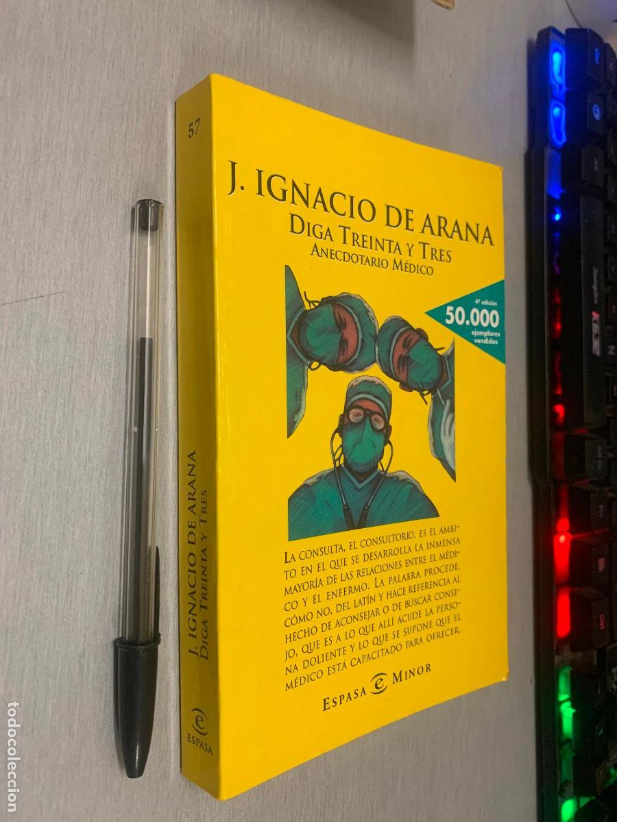 Libros de segunda mano: DIGA TREINTA Y TRES, ANECDOTARIO M&Eacute;DICO / J. IGNACIO DE ARANA / ESPASA 2000