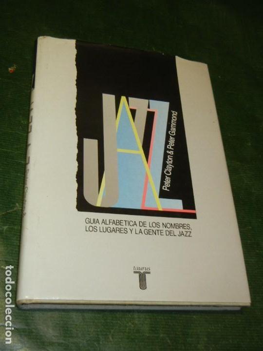 Libros de segunda mano: GU&Iacute;A ALFAB&Eacute;TICA DE LOS NOMBRES, LOS LUGARES Y LA GENTE DEL JAZZ - Peter Clayton y P Gammond 1990