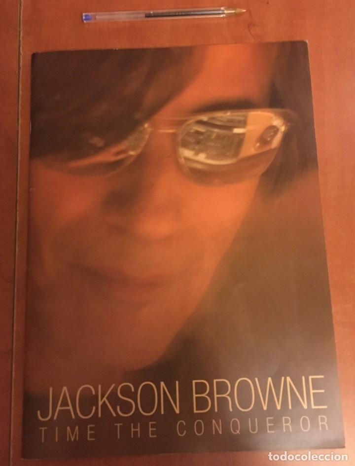Libros de segunda mano: JACKSON BROWNE TIME THE COQUEROR TOUR BOOK - Foto 1