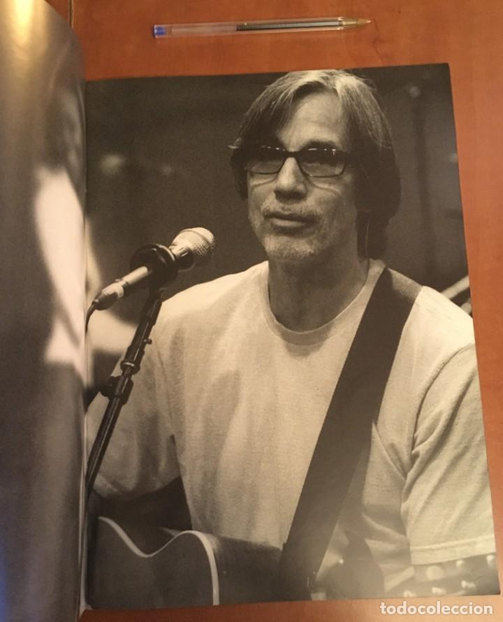 Libros de segunda mano: JACKSON BROWNE TIME THE COQUEROR TOUR BOOK - Foto 2