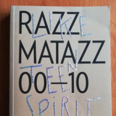 Libros de segunda mano: RAZZMATAZZ 00-10: LIKE TEEN SPIRIT - LIBRO SUPER- LIMITADO SOBRE LA SALA - INDIE POP ROCK. Lote 242247430
