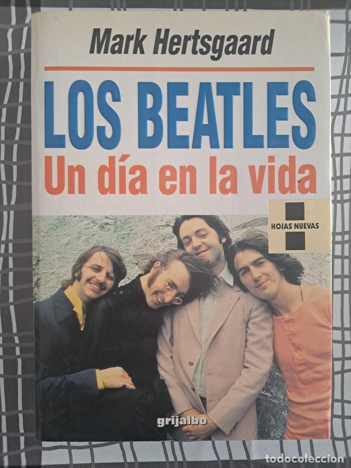 Libros de segunda mano: LOS BEATLES UN DIA EN LA VIDA MARK HERSTGAARD - Foto 1