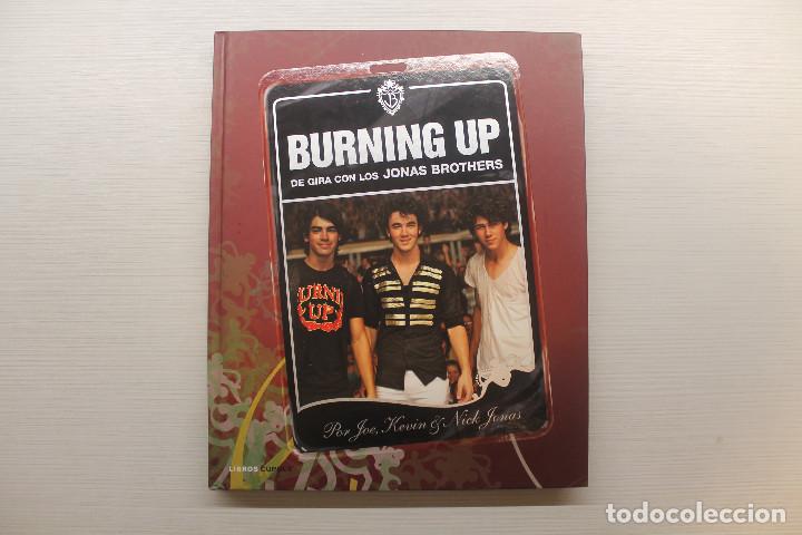 Livres d'occasion: BURNING UP, DE GIRA CON LOS JONAS BROTHERS, POR JOE, KEVIN y NICK JONAS, C&Uacute;PULA, 2009