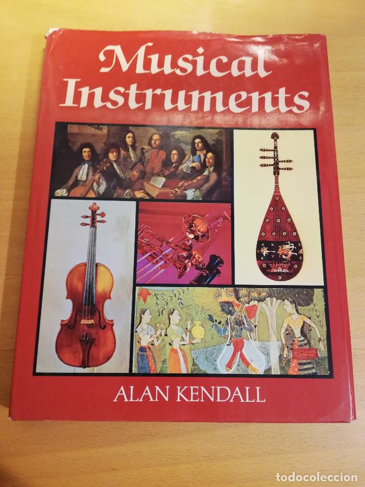 Libros de segunda mano: MUSICAL INSTRUMENTS (ALAN KENDALL) - Foto 1
