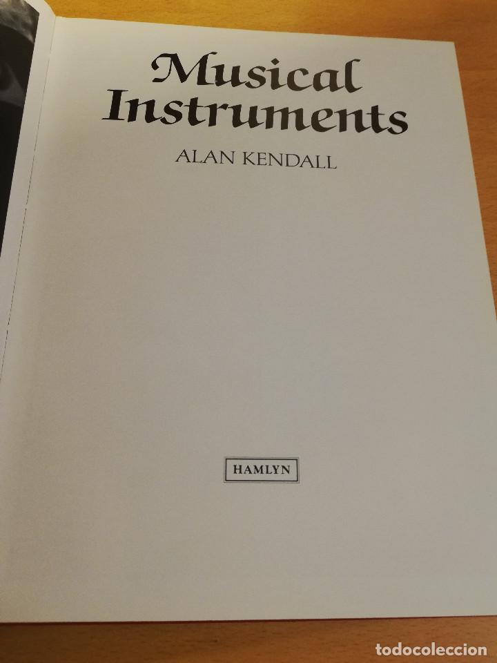 Libros de segunda mano: MUSICAL INSTRUMENTS (ALAN KENDALL) - Foto 2