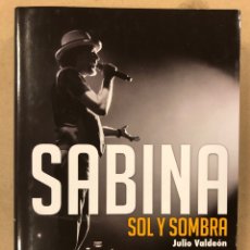 Libros de segunda mano: JOAQUÍN SABINA, SOL Y SOMBRA. JULIO VALDEÓN. EDITA EFE EME 2017