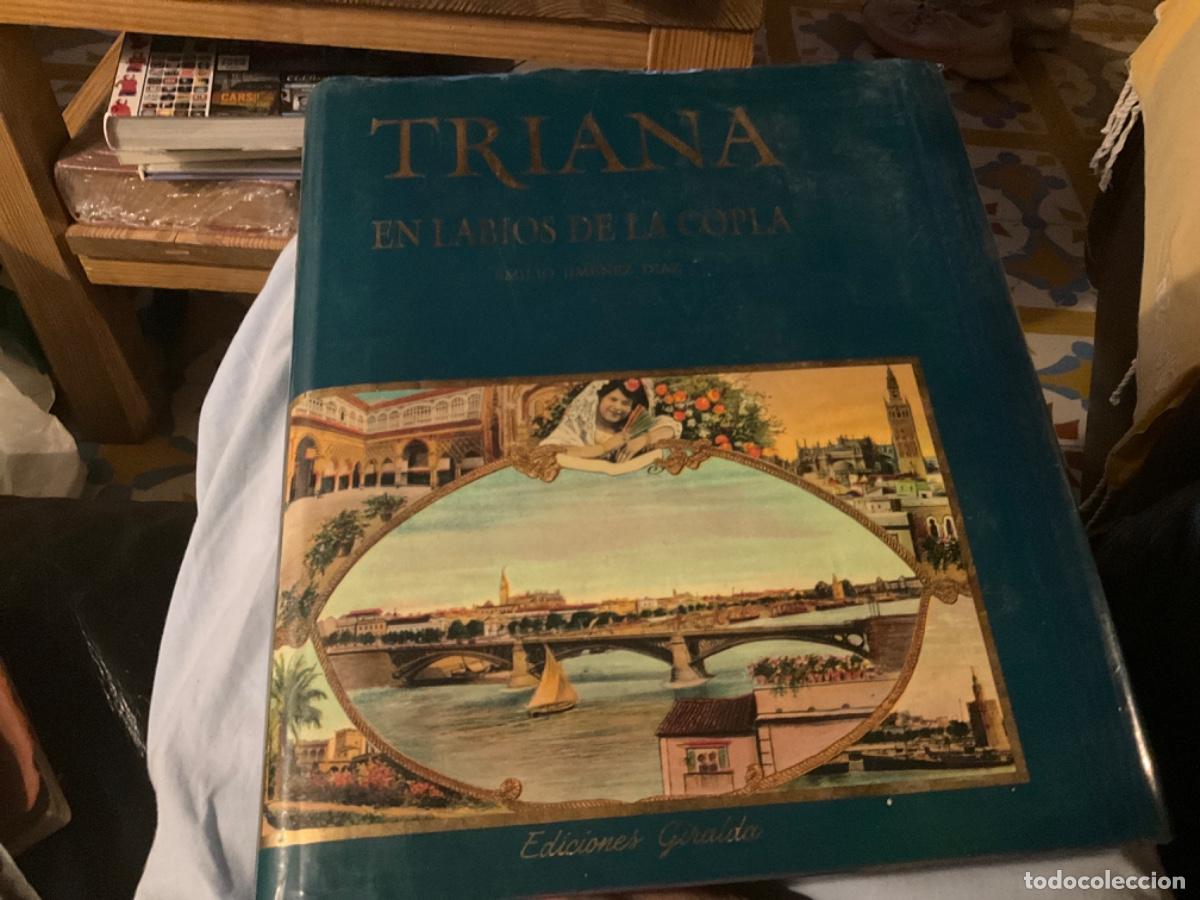 Gebrauchte B&uuml;cher: TRIANA EN LABIOS DE LA COPLA. Sevilla: Giralda, 1992. Ilustrada. 26x30.5. Terciopelo.