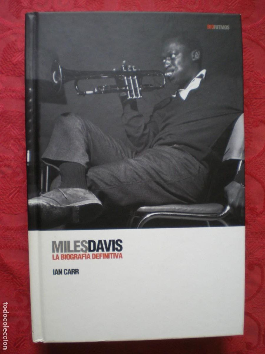 Libros de segunda mano: MILES DAVIS, LA BIOGRAF&Iacute;A DEFINITIVA. IAN CARR. INCLUYE CD LIVE IN MUNICH. GLOBAL RHYTHM.