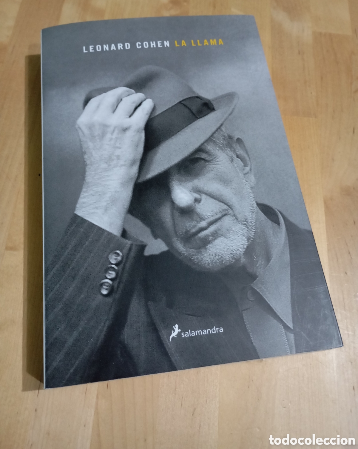 Libros de segunda mano: Leonard Cohen La Llama El Legado Poemas Canciones y notas personales in&eacute;ditas 2018 Salamandra