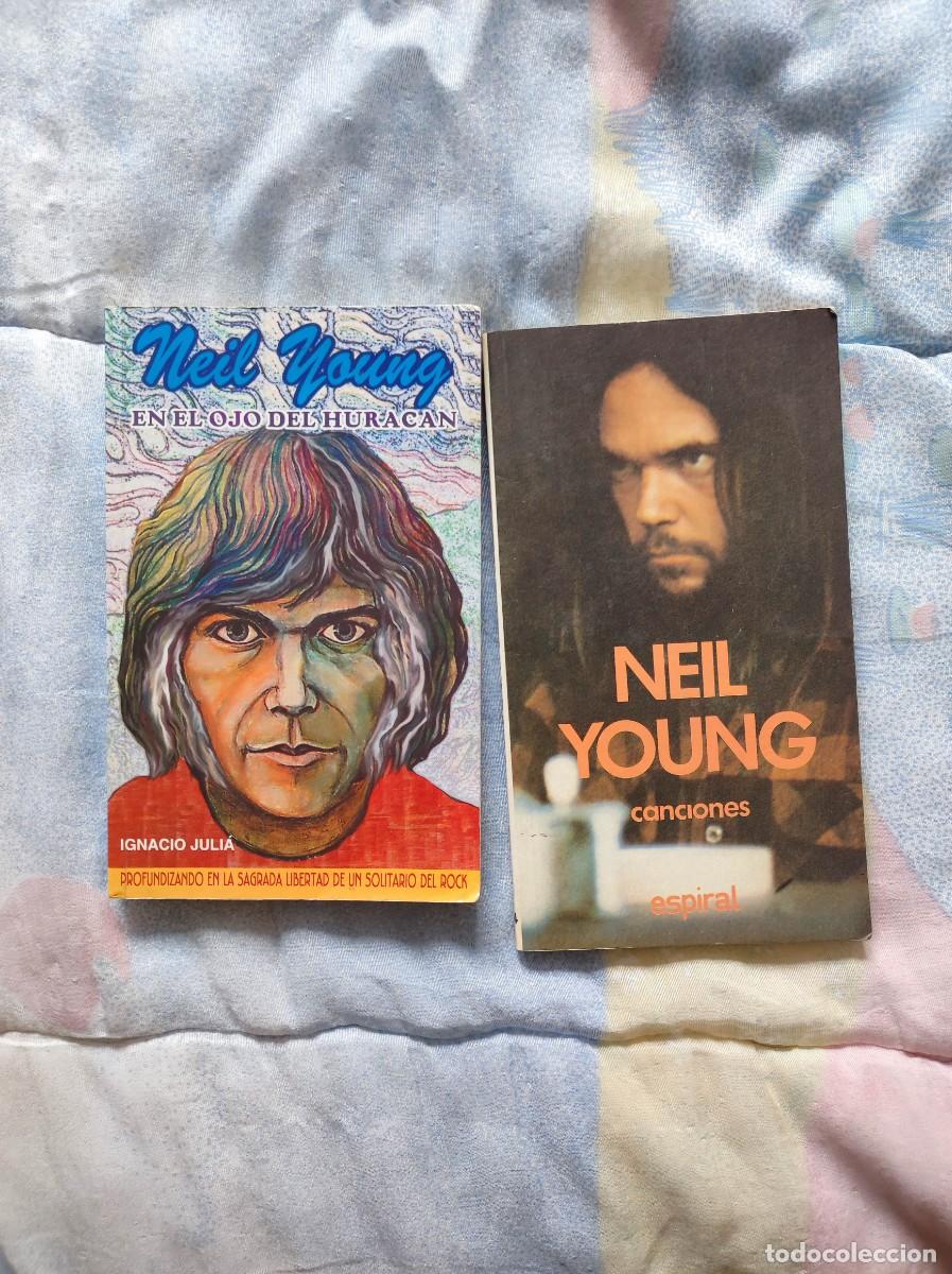 Libros de segunda mano: Lote 2 Libros Neil Young - En El Ojo Del Hurac&aacute;n + Canciones (Biling&uuml;e)