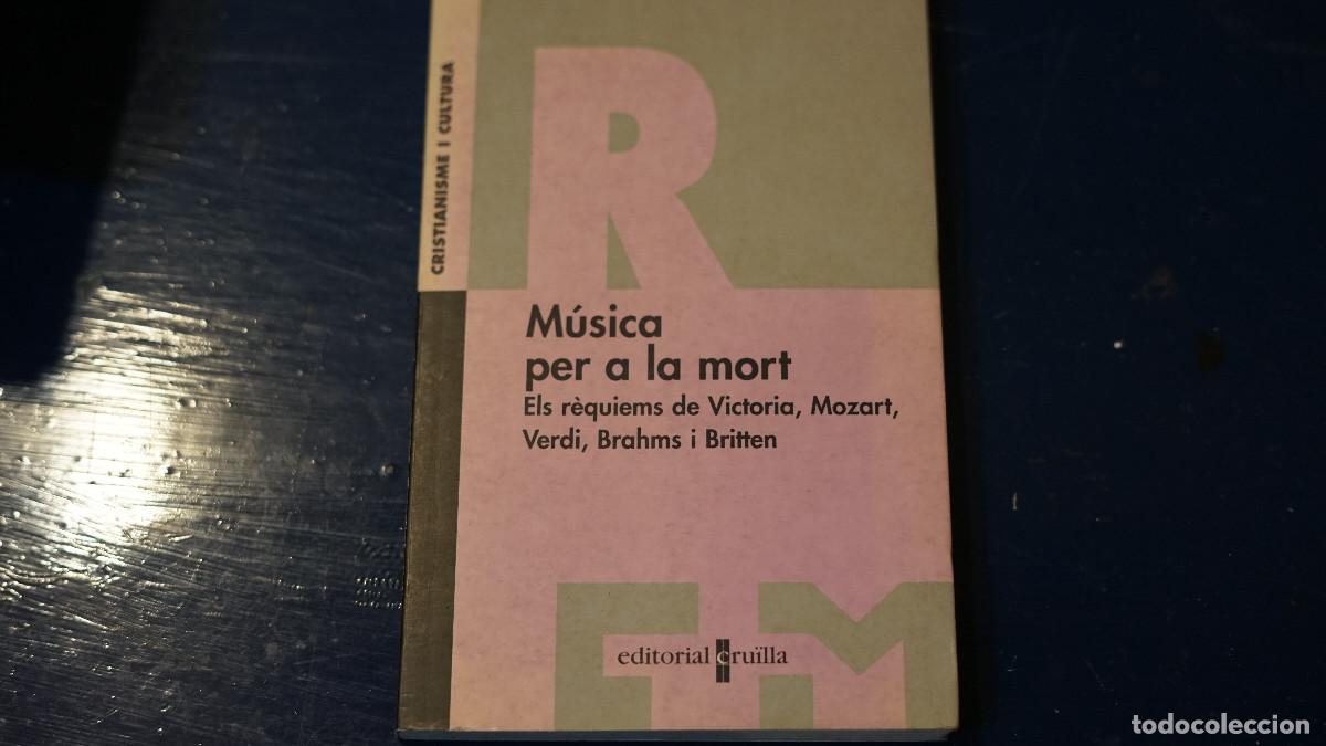 Libros de segunda mano: M&uacute;sica per a la mort - Els requiem de Victoria Mozart Verdi Brahms i Britten