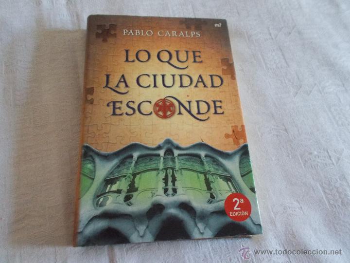 Libros de segunda mano: LO QUE LA CIUDAD ESCONDE - Foto 1