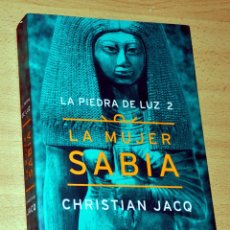 Libros de segunda mano: LA PIEDRA DE LA LUZ 2: LA MUJER SABIA - DE CHRISTIAN JACQ - EDITORIAL PLANETA - 1ª EDICIÓN AÑO 2000