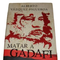 Libros de segunda mano: MATAR A GADAFI ALBERTO VAZQUEZ FIGUEROA TAPA DURA CON SOBRECUBIERTA 2011