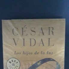 Libros de segunda mano: LOS HIJOS DE LA LUZ / CÉSAR VIDAL / DE BOLSILLO / PEDIDO MÍNIMO 5 EUROS
