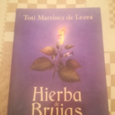 Libros de segunda mano: HIERBA DE BRUJAS. TOTI MARTINEZ DE LEZEA. EREIN 2019. PRIMERA EDICIÓN. COMO NUEVO.. Lote 300066568