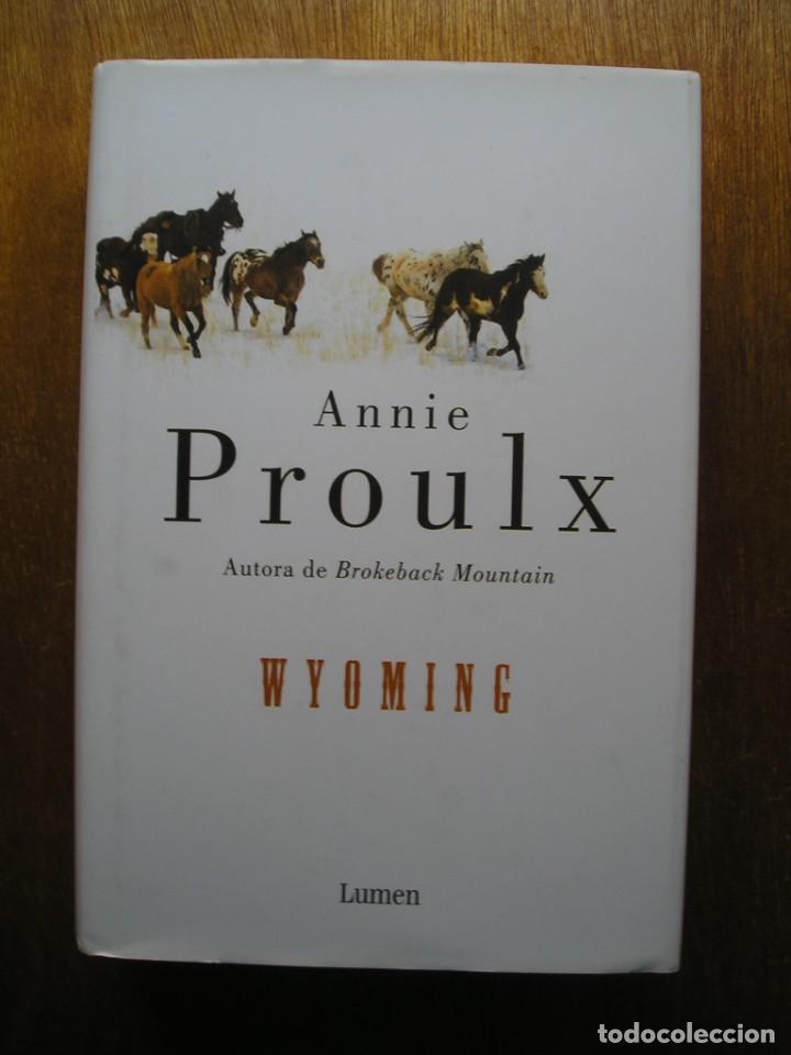 Libros de segunda mano: WYOMING, ANNIE PROULX, LUMEN, 2009, BROKEBACK MOUNTAIN, TIERRA MALDITA, TODO PERFECTO TAL COMO ESTA
