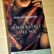 Libros de segunda mano: LA EMPERATRIZ DEL SOL - INDU SUNDARESAN - ED. GRIJALBO - 1ª EDICIÓN JULIO 2004.. Lote 362292020