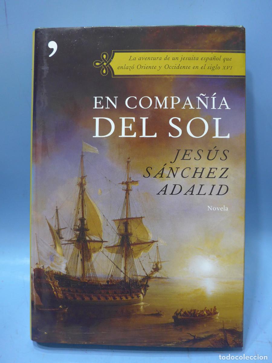 Libros de segunda mano: EN COMPA&Ntilde;IA DEL SOL - JESUS SANCHEZ ADALID - EDICIONES TEMAS DE HOY - Foto 1