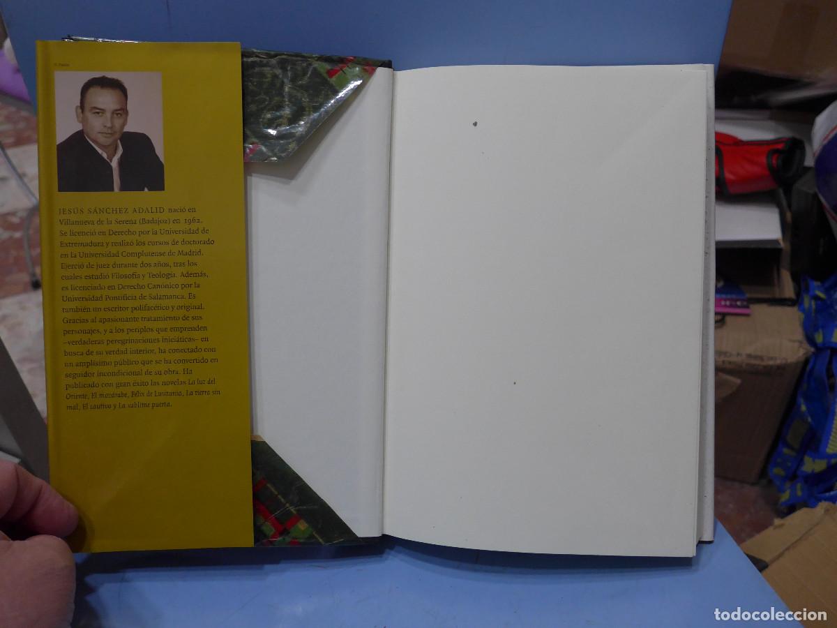 Libros de segunda mano: EN COMPA&Ntilde;IA DEL SOL - JESUS SANCHEZ ADALID - EDICIONES TEMAS DE HOY - Foto 3