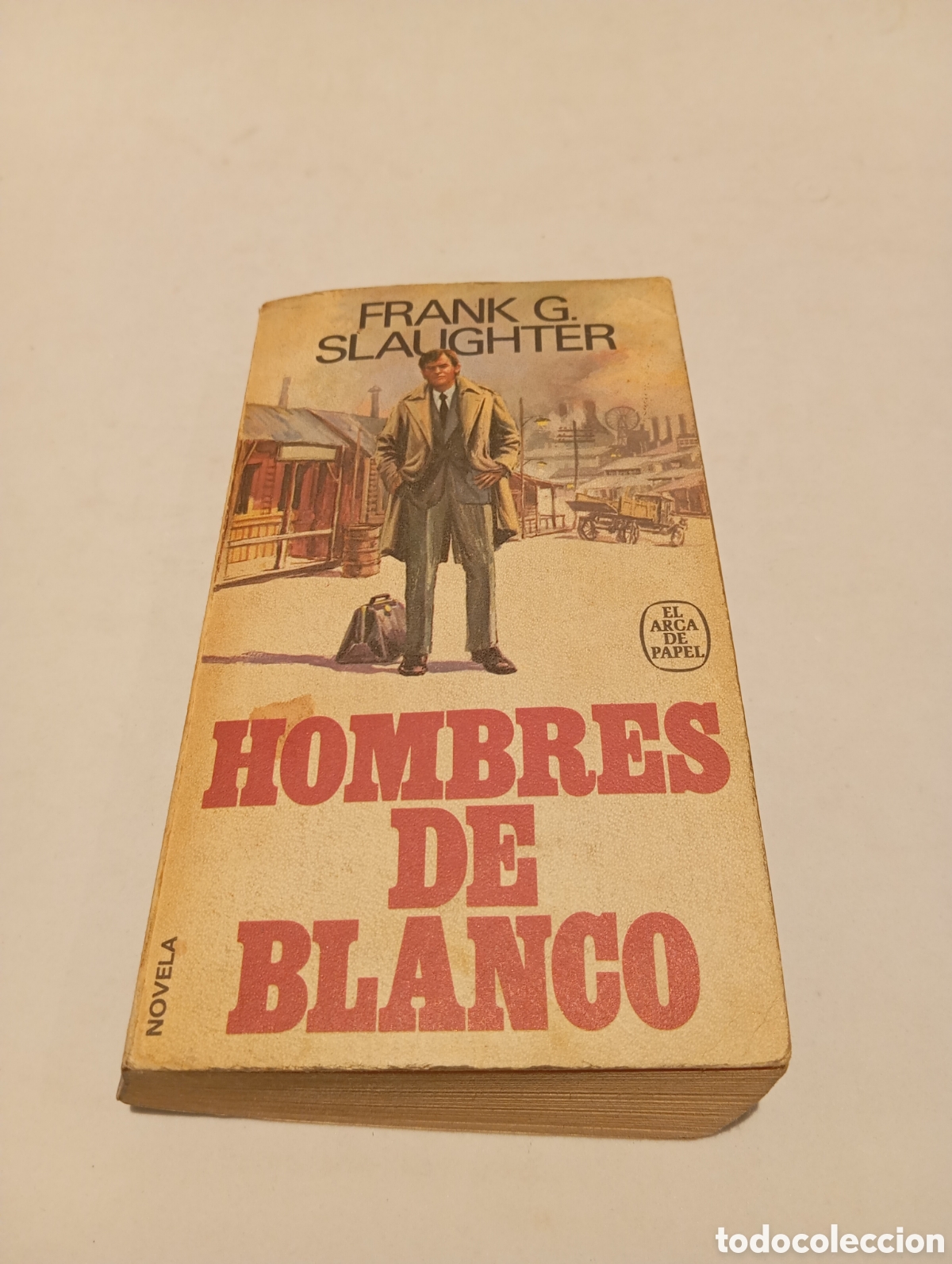 Libros de segunda mano: Hombres de blanco novela - Foto 1