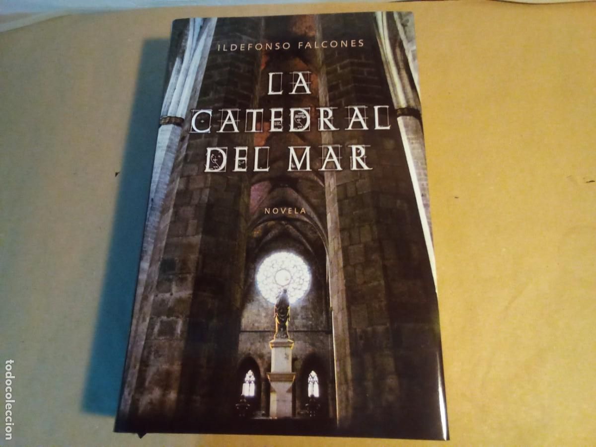 Libros de segunda mano: LA CATEDRAL DEL MAR DE ILDEFONSO FALCONES. Con DVD y plano.