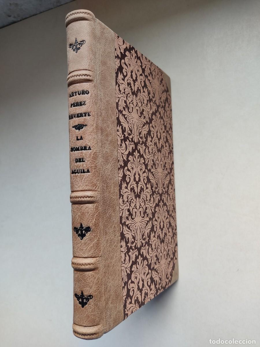 Libros de segunda mano: La sombra del &aacute;guila (1999) / Arturo P&eacute;rez-Reverte. Encuadernaci&oacute;n artesanal