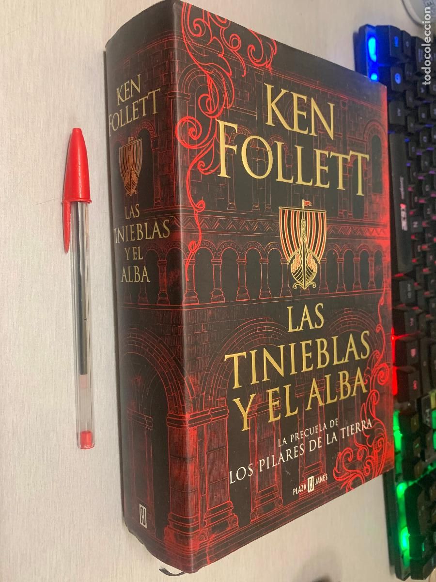 Libros de segunda mano: LAS TINIEBLAS Y EL ALBA (PRECUELA PILARES DE LA TIERRA) / KEN FOLLETT / PLAZA & JAN&Eacute;S 1&ordf; EDIC. 2020