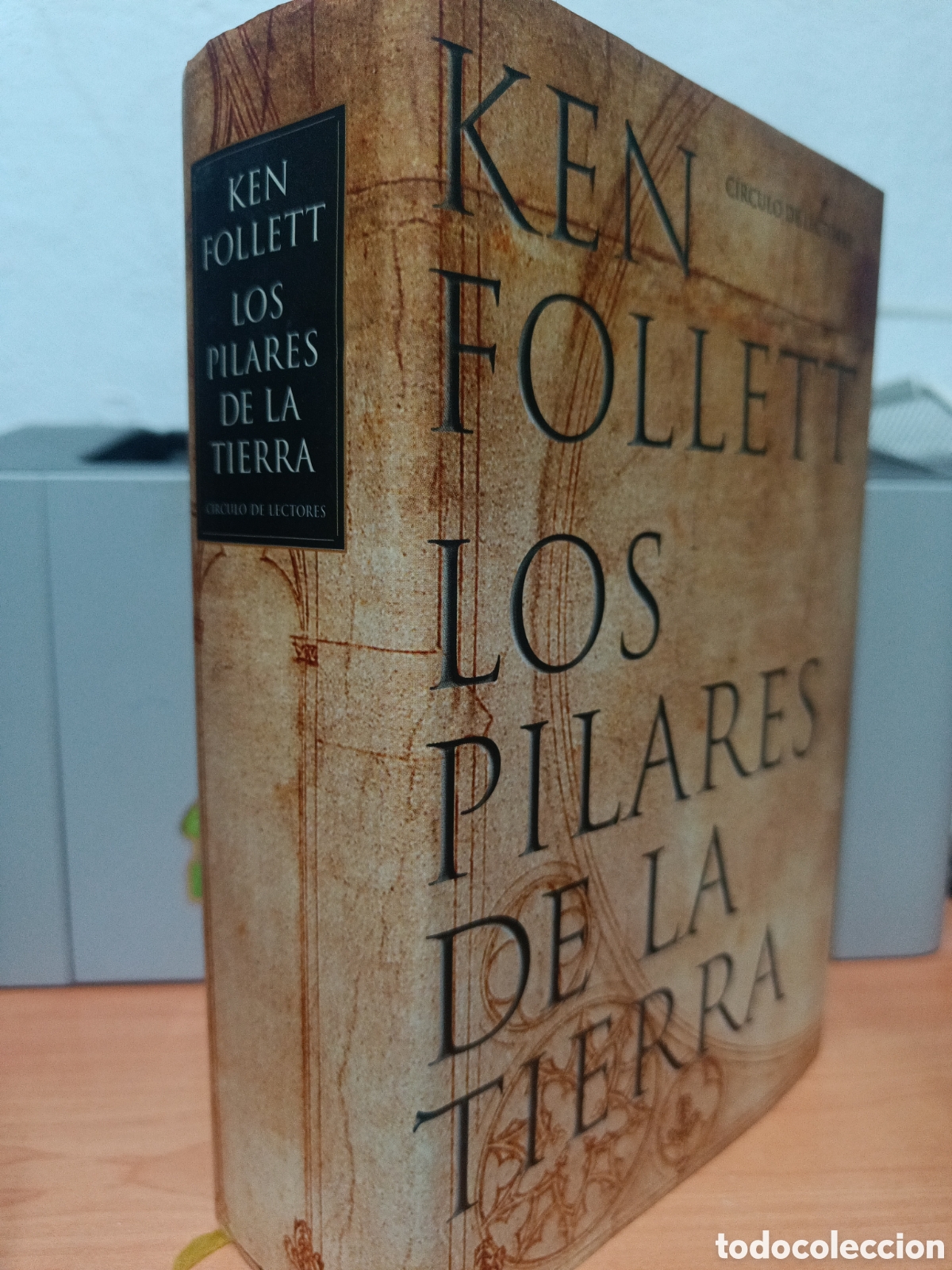 Libros de segunda mano: LOS PILARES DE LA TIERRA. KEN FOLLETT.