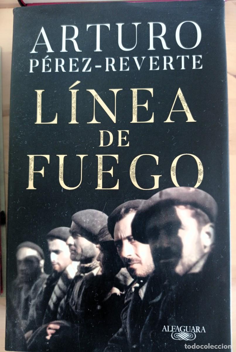Libros de segunda mano: Arturo P&eacute;rez Reverte - L&iacute;nea de fuego - Alfaguara 2020