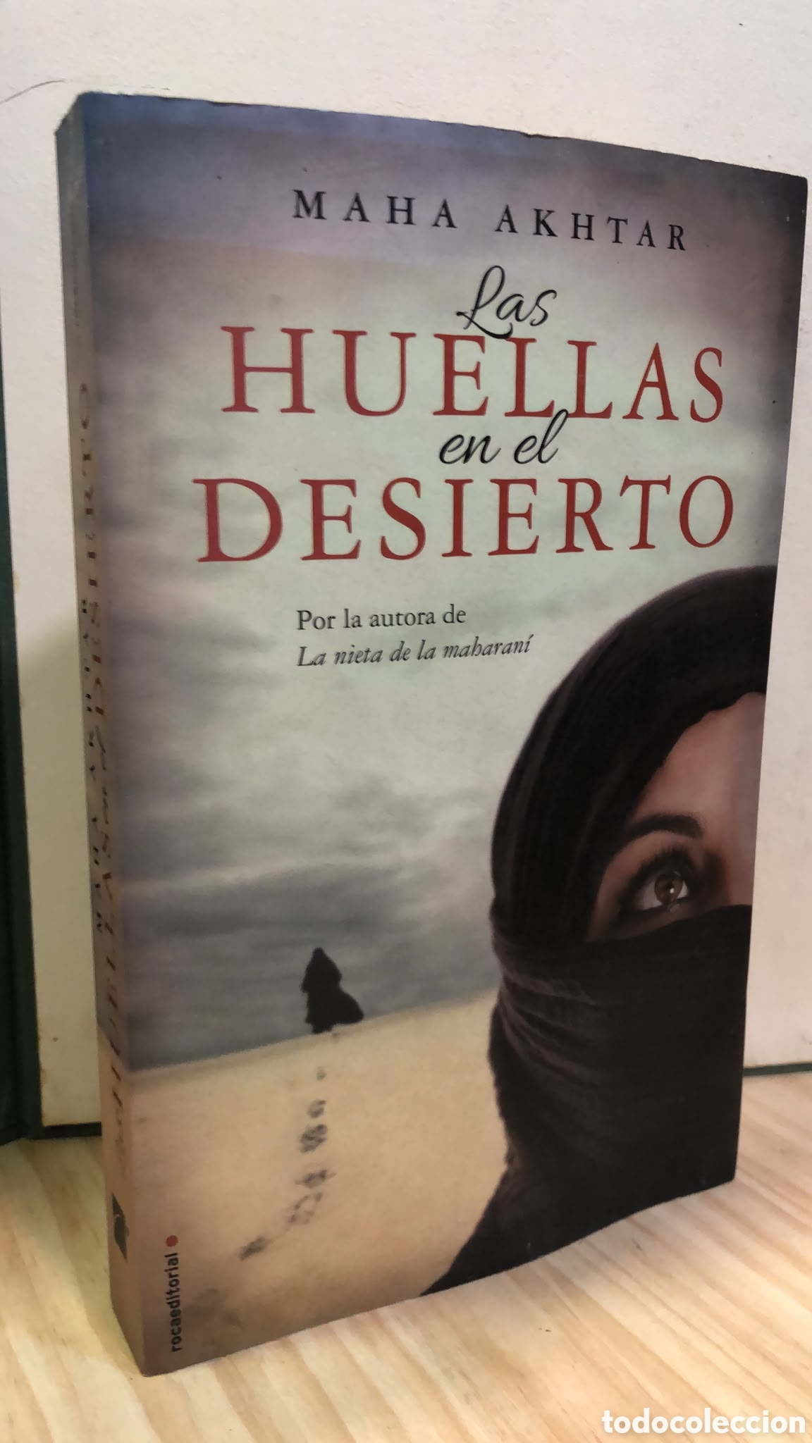 Libros de segunda mano: Las huellas en el desierto - Maha Akhtar