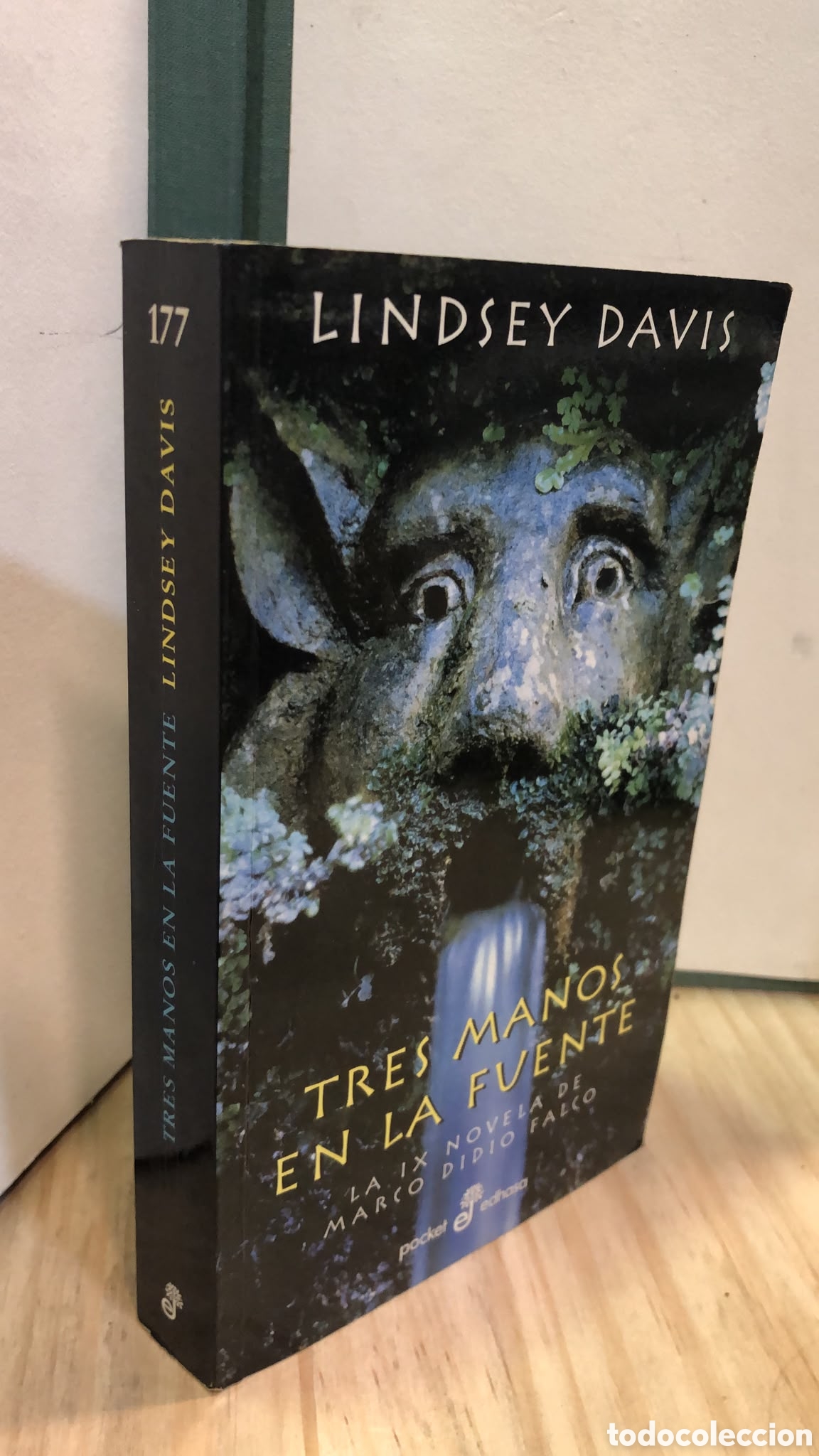 Tres manos en la fuente - Lindsey Davis