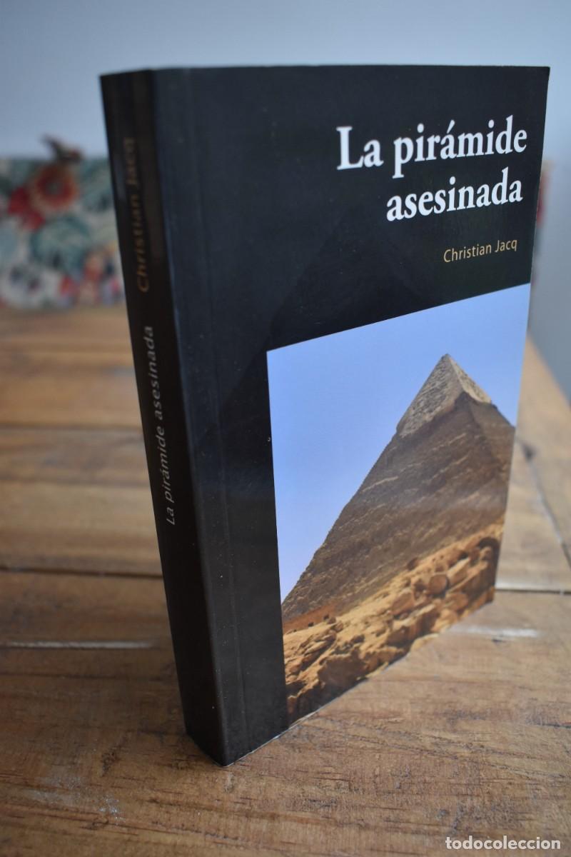 Libros de segunda mano: LA PIR&Aacute;MIDE ASESINADA. CHRISTIAN JACQ. Planeta / El Pa&iacute;s S.L., 2013. Trilog&iacute;a El juez de Egipto