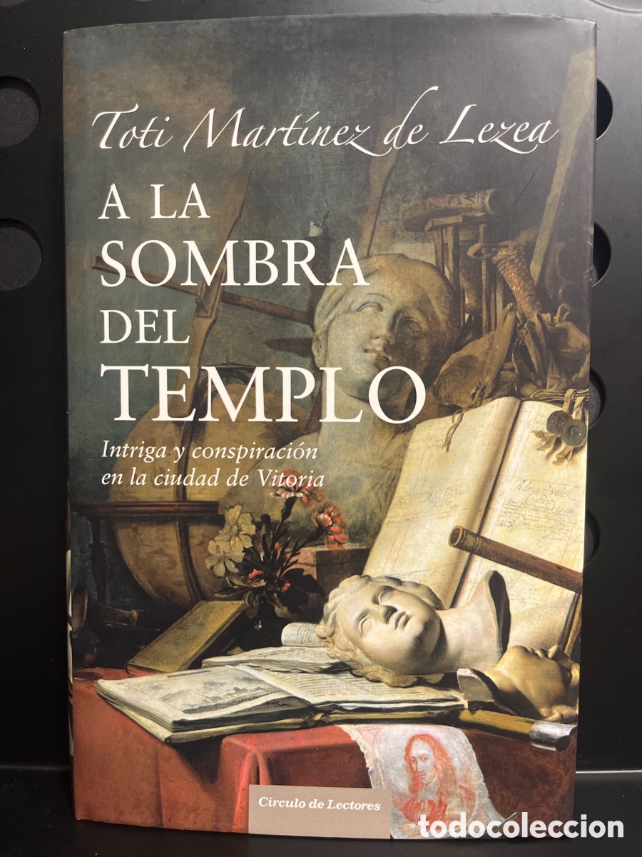 Libros de segunda mano: A LA SOMBRA DEL TEMPLO de TOTI MART&Iacute;NEZ DE LEZA INTRIGA Y CONSPIRACI&Oacute;N EN LA CIUDAD DE VITORIA 2005