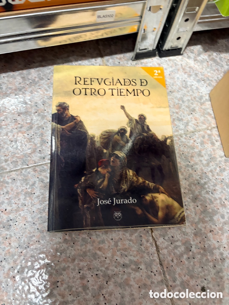 Libros de segunda mano: Blas102 Refugiados de otro tiempo - Jurado, Jos&eacute;, dedicado firmado por el autor